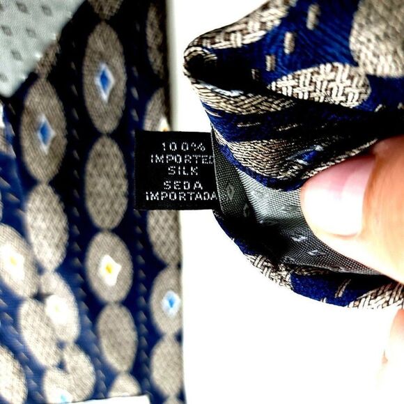 Albert Nipon Blue Beige Tan Geometric Jacquard Print Short Wide Silk Tie - Picture 5 of 7